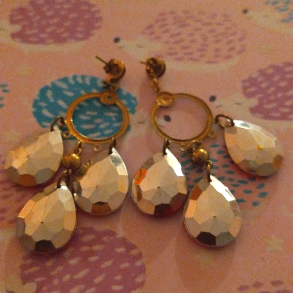 Red earrings - Picture 2 of 3